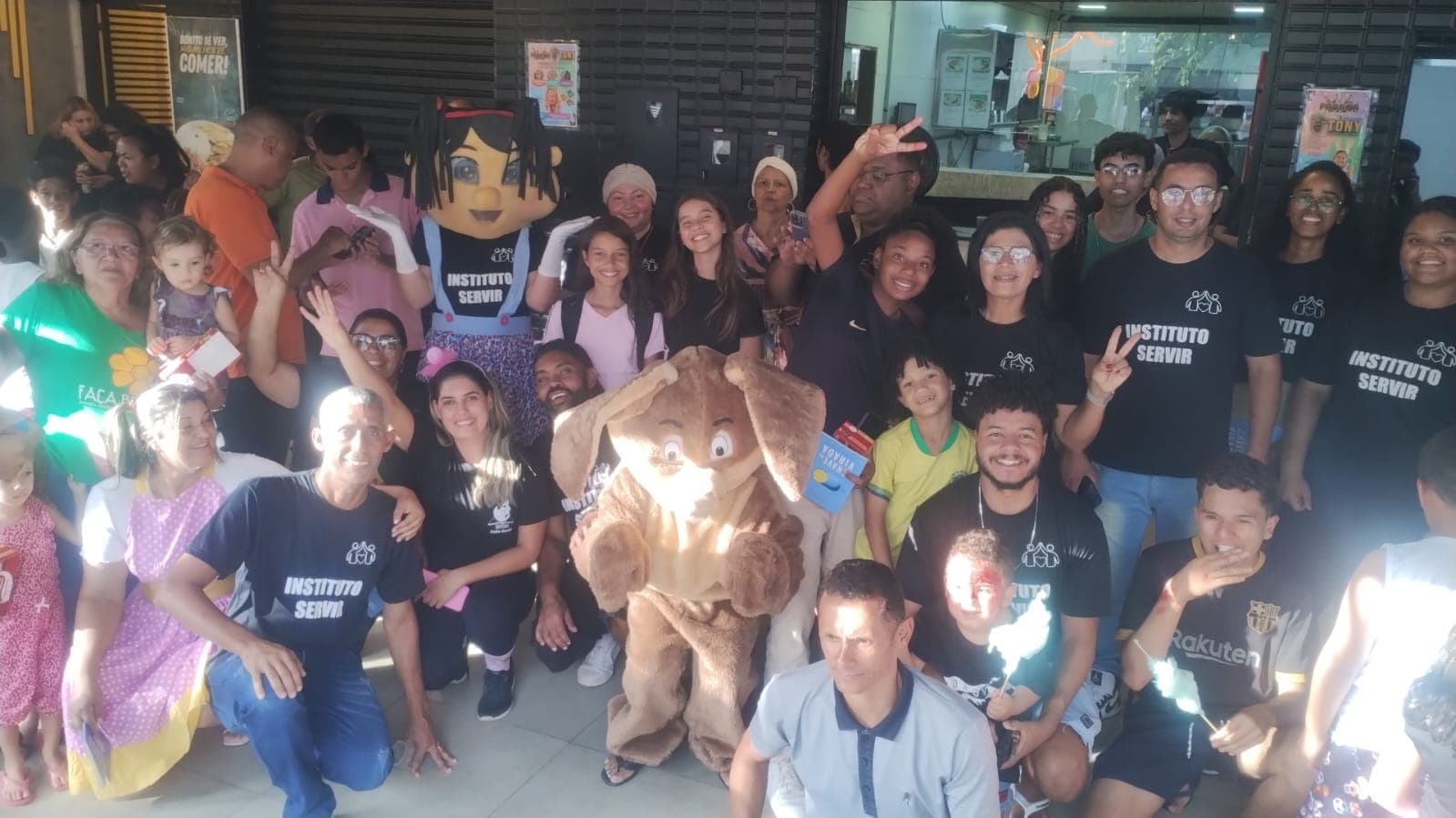 Equipe do Instituto Servir com crianças em ação do Dia das Crianças